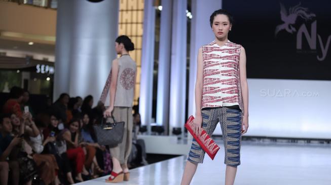 Model memperagakan koleksi busana Toraja Kaboro rancangan NY by Novita Yunus dalam ajang Jakarta Fashion Week (JFW) 2019 di Senayan City, Jakarta, Senin (22/10). [Suara.com/Muhaimin A Untung] 