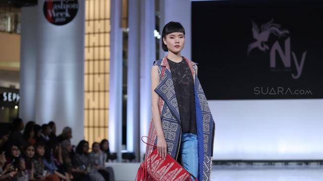 Model memperagakan koleksi busana Toraja Kaboro rancangan NY by Novita Yunus dalam ajang Jakarta Fashion Week (JFW) 2019 di Senayan City, Jakarta, Senin (22/10). [Suara.com/Muhaimin A Untung] 