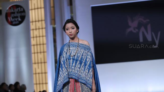 Model memperagakan koleksi busana Toraja Kaboro rancangan NY by Novita Yunus dalam ajang Jakarta Fashion Week (JFW) 2019 di Senayan City, Jakarta, Senin (22/10). [Suara.com/Muhaimin A Untung] 