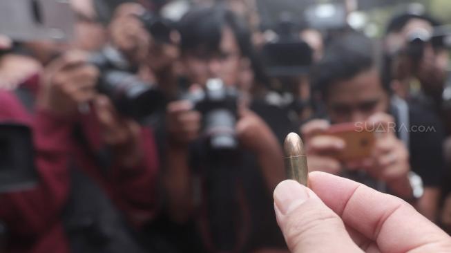 Suasana uji tembak senjata api jenis Glock 17 di Lapangan Tembak Mako Brimob, Depok, Jawa Barat, Selasa (23/1).  [Suara.com/Muhaimin A Untung] 