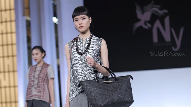 Model memperagakan koleksi busana Toraja Kaboro rancangan NY by Novita Yunus dalam ajang Jakarta Fashion Week (JFW) 2019 di Senayan City, Jakarta, Senin (22/10). [Suara.com/Muhaimin A Untung] 