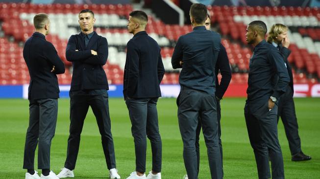 Striker Juventus Cristiano Ronaldo bergabung dengan rekan setimnya saat berada di dalam Stadion Old Trafford, Manchester, Inggris, Senin (22/10). [AFP/ Oli SCARFF]