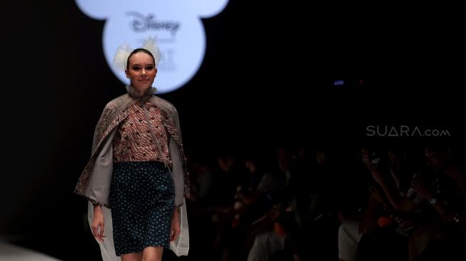 Model mengenakan pakaian rancangan desainer Didiet Maulana dari IKAT Indonesia saat peragaan busana Disney's Mickey Mouse: The True Orginal di Jakarta Fashion Week 2019 di Senayan City, Jakarta, Senin (22/10). [Suara.com/Muhaimin A Untung]