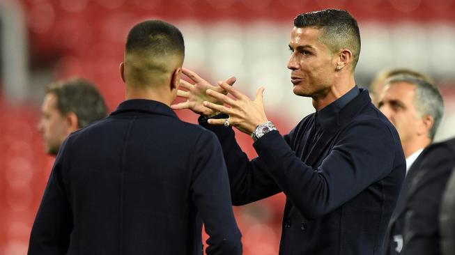 Striker Juventus Cristiano Ronaldo bergabung dengan rekan setimnya saat berada di dalam Stadion Old Trafford, Manchester, Inggris, Senin (22/10). [AFP/ Oli SCARFF]