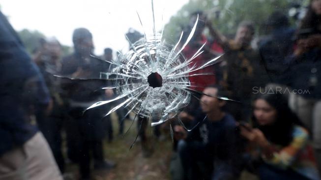 Suasana uji tembak senjata api jenis Glock 17 di Lapangan Tembak Mako Brimob, Depok, Jawa Barat, Selasa (23/1).  [Suara.com/Muhaimin A Untung] 