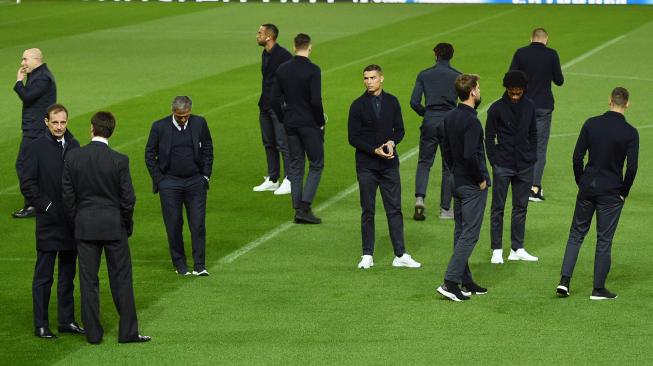 Striker Juventus Cristiano Ronaldo bergabung dengan rekan setimnya saat berada di dalam Stadion Old Trafford, Manchester, Inggris, Senin (22/10). [AFP/ Oli SCARFF]