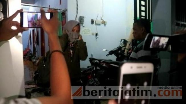 Simpan 2 Cowok di Loteng, Cewek Penghuni Indekos Digiring Massa