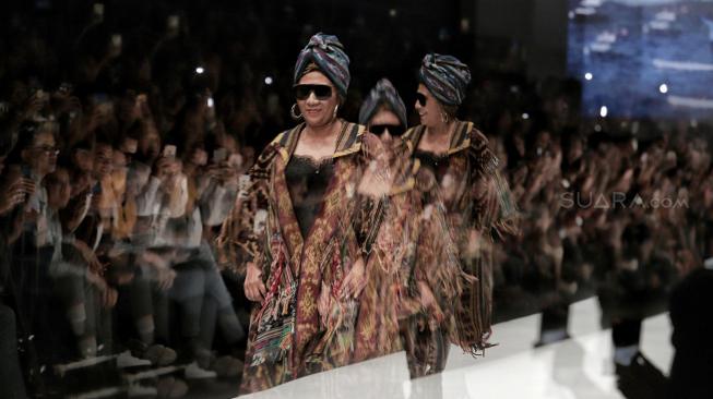 Menteri Kelautan dan Perikanan, Susi Pudjiastuti mengenakan busana rancangan Anne Avantie saat Jakarta Fashion Week 2019 di Senayan City, Jakarta, Selasa (23/10). [Suara.com/Muhaimin A Untung] 