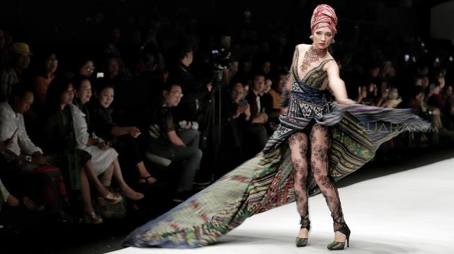 Model mengenakan busana rancangan Anne Avantie yang bertajuk Badai Pasti Berlalu pada perhelatan Jakarta Fashion Week 2019 di Senayan City, Jakarta, Selasa (23/10). [Suara.com/Muhaimin A Untumg] 