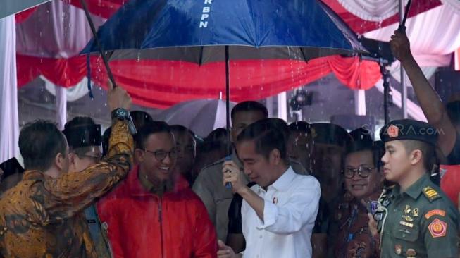 Anies Ungkap di Balik Viral Foto Dipayungi Jokowi