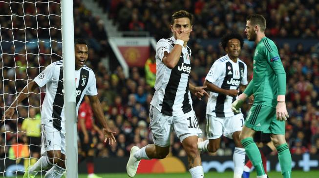 Striker Juventus Paulo Dybala (tengah) merayakan golnya ke gawang Manchester United di Old Trafford. Oli SCARFF / AFP