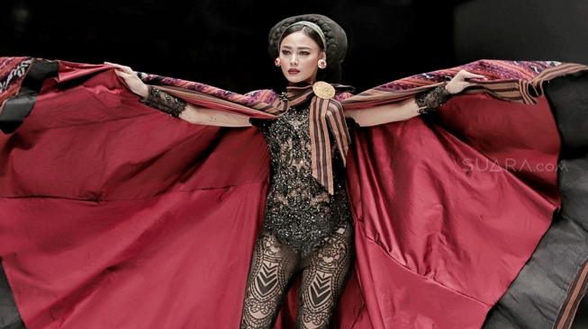 Model mengenakan busana rancangan Anne Avantie yang bertajuk Badai Pasti Berlalu pada perhelatan Jakarta Fashion Week 2019 di Senayan City, Jakarta, Selasa (23/10). [Suara.com/Muhaimin A Untumg] 