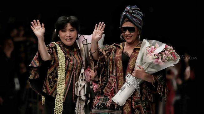 Menteri Kelautan dan Perikanan, Susi Pudjiastuti mengenakan busana rancangan Anne Avantie saat Jakarta Fashion Week 2019 di Senayan City, Jakarta, Selasa (23/10). [Suara.com/Muhaimin A Untung] 