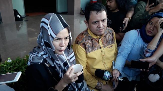 Nikita Mirzani di Polres Jakarta Selatan, Rabu (24/10/2018). [Ismail/Suara.com]