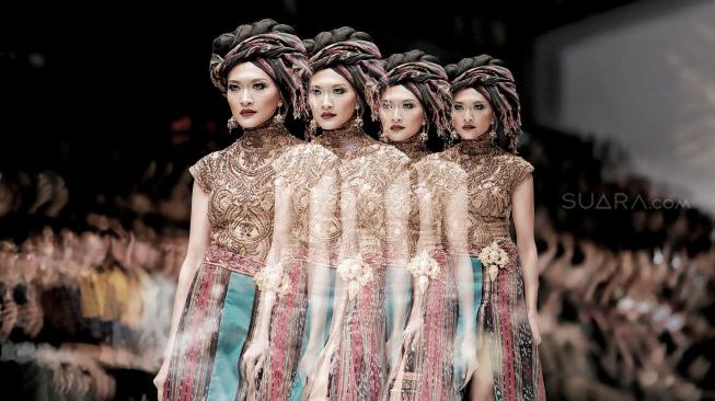 Model mengenakan busana rancangan Anne Avantie yang bertajuk Badai Pasti Berlalu pada perhelatan Jakarta Fashion Week 2019 di Senayan City, Jakarta, Selasa (23/10). [Suara.com/Muhaimin A Untumg] 