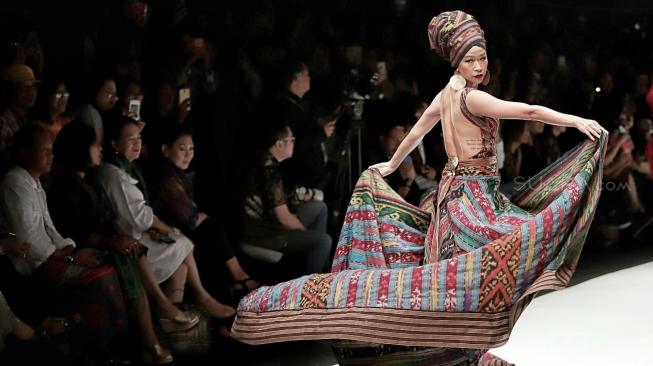 Model mengenakan busana rancangan Anne Avantie yang bertajuk Badai Pasti Berlalu pada perhelatan Jakarta Fashion Week 2019 di Senayan City, Jakarta, Selasa (23/10). [Suara.com/Muhaimin A Untumg] 