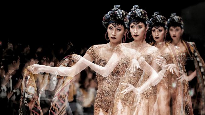 Model mengenakan busana rancangan Anne Avantie yang bertajuk Badai Pasti Berlalu pada perhelatan Jakarta Fashion Week 2019 di Senayan City, Jakarta, Selasa (23/10). [Suara.com/Muhaimin A Untumg] 