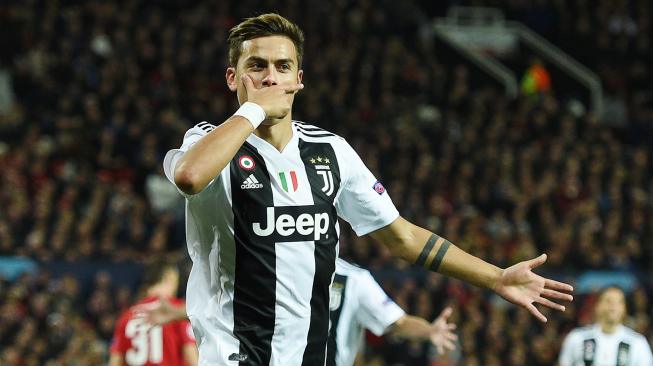 Striker Juventus Paulo Dybala merayakan golnya setelah mencetak gol pembuka ke gawang Manchester United saat pertandingan sepak bola grup H Liga Champions antara Manchester United melawan Juventus di Old Trafford, Manchester, Inggris, Selasa (23/10).  [AFP/Oli SCARFF]
