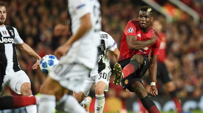 Gelandang Manchester United Paul Pogba melakukan tembakan ke gawang Juventus selama pertandingan sepak bola grup H Liga Champions antara Manchester United  melawan Juventus di Old Trafford, Manchester, Inggris, Selasa (23/10).  [AFP/Oli SCARFF]