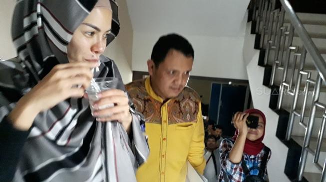 Nikita Mirzani mendatangi Polres Jakarta Selatan sambil makan es doger. (Ismail/Suara.com)