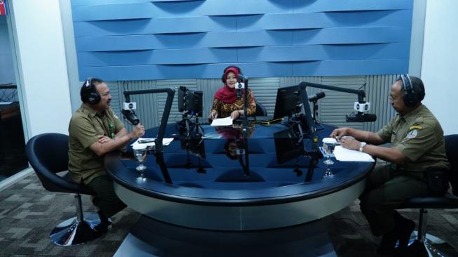 KLHK saat wawancara dengan Programa 3 Radio Republik Indonesia (Pro 3 RRI), Jakarta, Selasa, (23/10/2018). (Dok: KLHK)