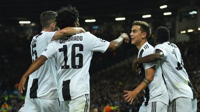 Para pemain Juventus merayakan gol Paulo Dybala ke gawang Manchester United di Old Trafford. Oli SCARFF / AFP