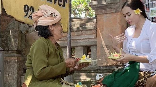 Aura Kasih cantik kenakan kebaya Bali. (Instagram Aura Kasih)