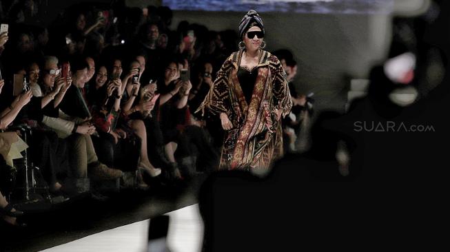 Melenggang di Catwalk JFW 2019, Menteri Susi Coba 287 Kacamata