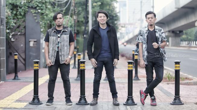 Personil Band Drive Rizki (vokal), Budi Rahardjo (gitaris) dan Ilhamsyah Dyego Pratama (bassist) berpose saat kunjungan ke kantor redaksi Suara.com, Jakarta, Rabu (24/10). [Suara.com/Muhaimin A Untung] 