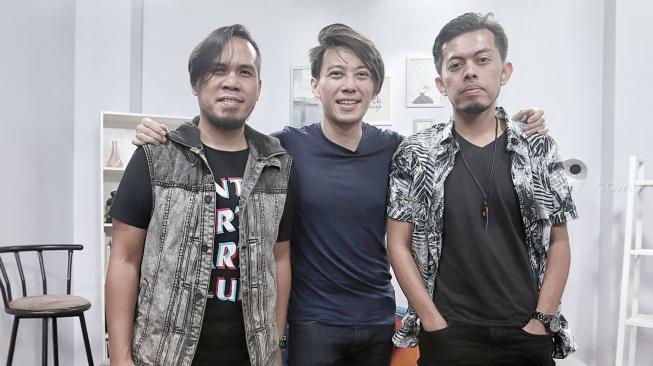 Personil Band Drive Rizki (vokal), Budi Rahardjo (gitaris) dan Ilhamsyah Dyego Pratama (bassist) berpose saat kunjungan ke kantor redaksi Suara.com, Jakarta, Rabu (24/10). [Suara.com/Muhaimin A Untung] 