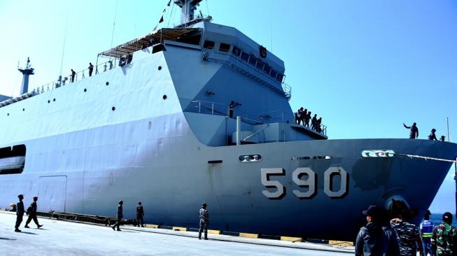 KRI Makassar Angkut 150 Ton Logistik Untuk Korban Gempa Sulteng