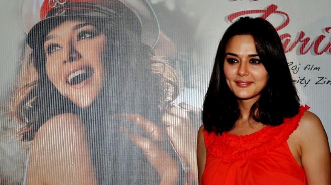 3 Momen Ceria Preity Zinta Rayakan Festival Warna di India