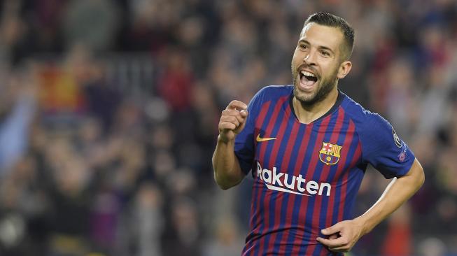 Bek  Barcelona Jordi Alba merayakan golnya setelah mencetak gol kedua untuk Barcelona ke gawang Inter Milan selama pertandingan Grup B Liga Champions Barcelona melawan Inter Milan di stadion Camp Nou, Barcelona, Spanyol, Rabu (24/10). (AFP/Josep LAGO)