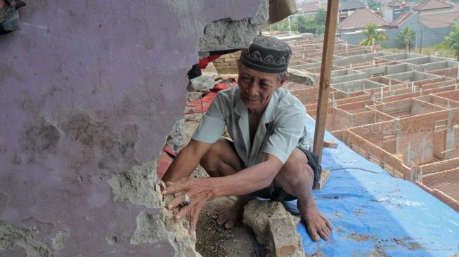 Suasana rumah yang terkena longsor di daerah Sugutamu, Depok, Jawa Barat, Kamis (25/10). (Suara.com/Fakhri Hermansyah)