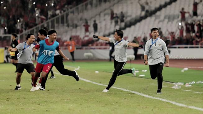 Pelatih Timnas Indonesia Indra Sjafri dan sejumlah pemain meluapkan kegembiraannya usai mengalahkan Timnas Uni Emirat Arab dalam penyisihan Grup A Piala Asia U-19 di Stadion Utama Gelora Bung Karno, Jakarta, Rabu (24/10). [Suara.com/Muhaimin A Untung] 