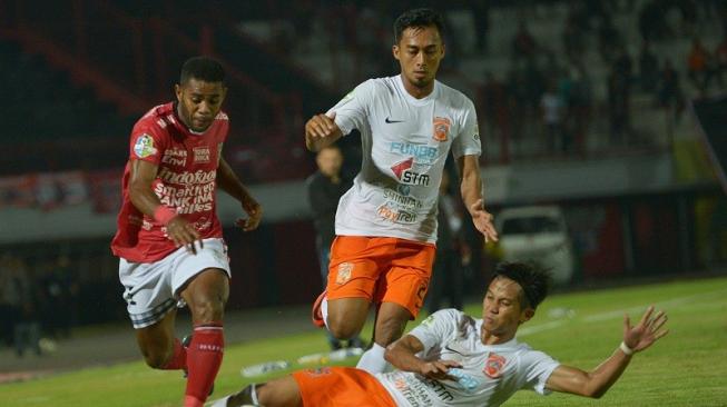 Pemain Bali United, Yabes Roni Malaifani (kiri) berebut bola dengan penggawa Borneo FC Abdul Rachman (bawah) dalam laga lanjutan Liga 1 2018 di Stadion Kapten I Wayan Dipta, Gianyar, Bali, Kamis (25/10/2018) malam WIB. [ANTARA FOTO/Nyoman Budhiana]