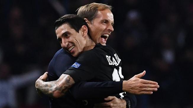 Pelatih Paris Saint-Germain Thomas Tuchel (kiri) memberikan selamat kepada Angel Di Maria setelah mencetak gol ke gawang Napoli. Anne-Christine POUJOULAT / AFP