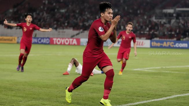 Pemain Timnas Indonesia Witan Sulaeman melakukan selebrasi usai mencetak gol ke gawang Timnas Uni Emirat Arab dalam penyisihan Grup A Piala Asia U-19 di Stadion Utama Gelora Bung Karno, Jakarta, Rabu (24/10). [Suara.com/Muhaimin A Untung] 