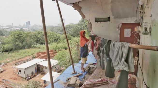 Suasana rumah yang terkena longsor di daerah Sugutamu, Depok, Jawa Barat, Kamis (25/10). (Suara.com/Fakhri Hermansyah)