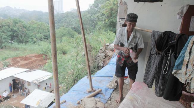 Suasana rumah yang terkena longsor di daerah Sugutamu, Depok, Jawa Barat, Kamis (25/10). (Suara.com/Fakhri Hermansyah)