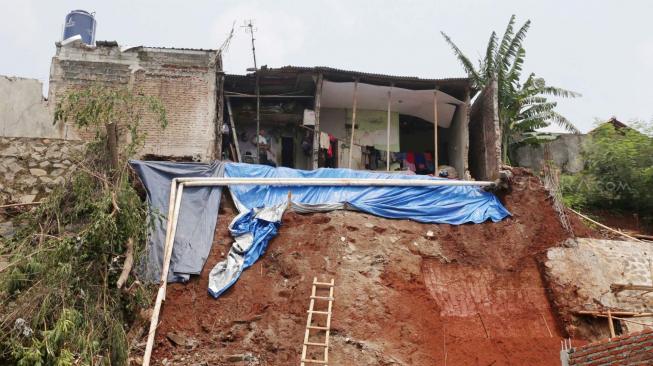 Suasana rumah yang terkena longsor di daerah Sugutamu, Depok, Jawa Barat, Kamis (25/10). (Suara.com/Fakhri Hermansyah)