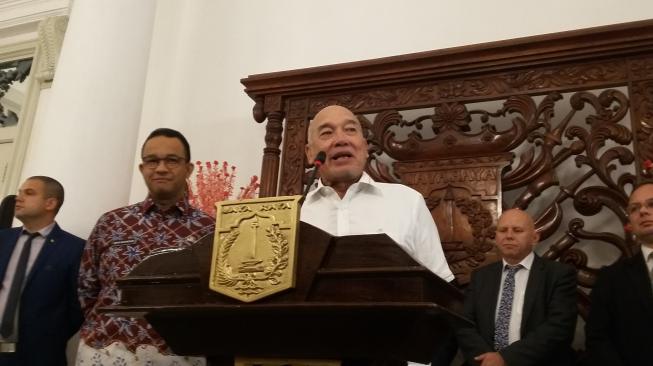 Duta Besar Indonesia untuk Polandia Peter F Gontha saat bertemu dengan Gubernur DKI Jakarta Anies Rasyid Baswedan di Balai Kota, Jakarta Pusat, Kamis (25/10/2018).