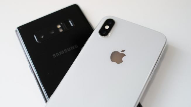 Ponsel Melambat, Apple dan Samsung Kena Denda Miliaran