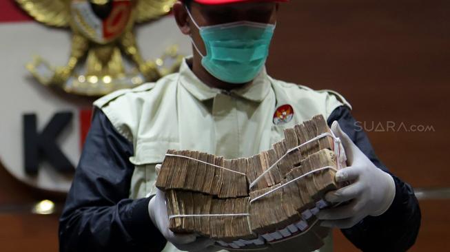 Penyidik KPK menunjukan barang bukti uang hasil operasi tangkap tangan (OTT) di Kabupaten Cirebon saat konferensi pers di gedung KPK, Jakarta, Kamis (25/10). [Suara.com/Muhaimin A Untung]