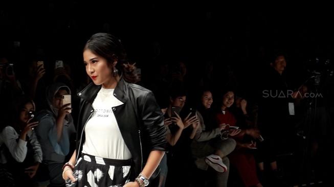 Gaya Dian Sastro di Panggung JFW 2019