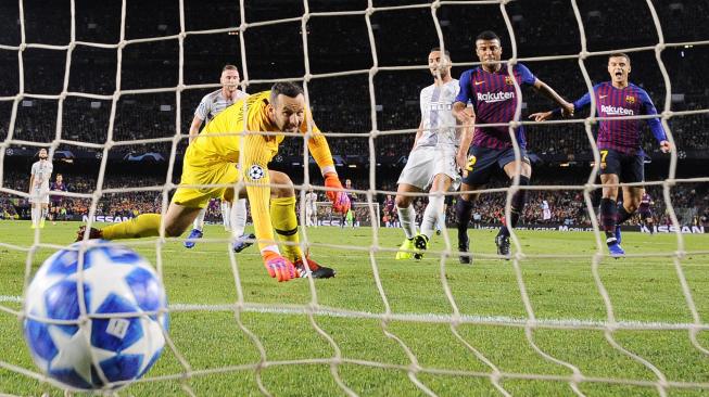 Gelandang Barcelona Rafinha menceploskan bola ke gawang Inter Milan yang dikawal oleh kiper Inter Milan Samir Handanovic selama pertandingan Grup B Liga Champions Barcelona melawan Inter Milan di Stadion Camp Nou, Barcelona, Spanyol, Rabu (24/10).  (AFP/Josep LAGO)