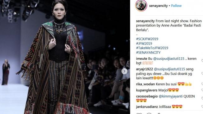 Penampilan Maia Estianty saat menjadi peragawati di ajang JFW 2019. (Instagram)