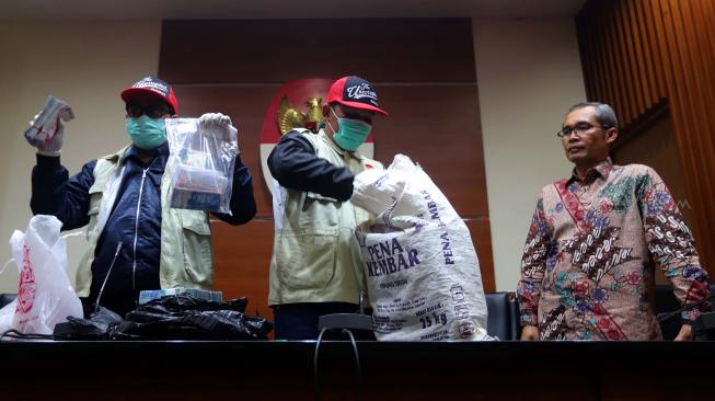 KPK Tetapkan Bupati Cirebon Tersangka OTT Jual Beli Jabatan