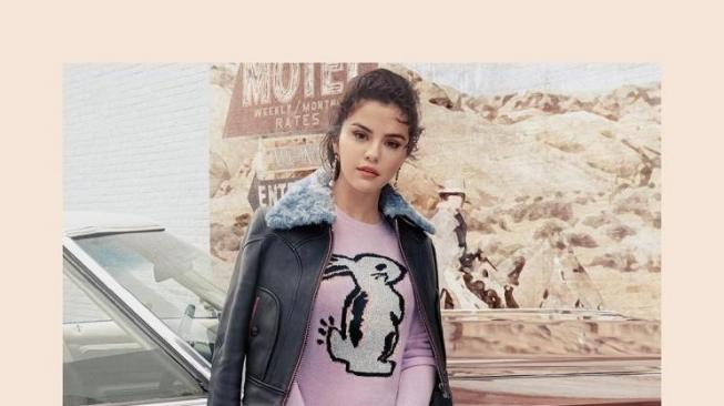 Selena Gomez dengan Tas Coach [IG @coach]