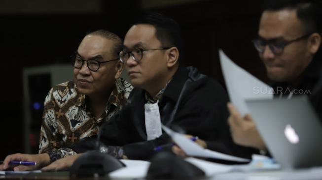 Terdakwa Johannes Budisutrisno Kotjo mendengarkan keterangan saksi pada sidang lanjutan kasus dugaan suap proyek PLTU Riau-1 di Pengadilan Tipikor, Jakarta, Kamis (25/10). [Suara.com/Muhaimin A Untung]
